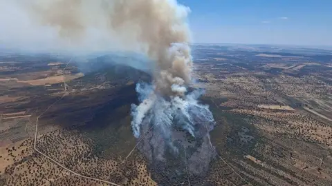 Evolución favorable y desactivado el nivel 1 de peligrosidad en un incendio forestal en Castuera que ha afectado a casi 200 hectáreas Evolución favorable y desactivado el nivel 1 de peligrosidad en un incendio forestal en Castuera que ha afectado a casi 200 hectáreas