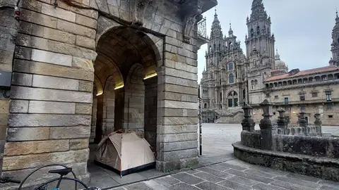 Desalojan a un hombre que desplegó una tienda de campaña en los soportales del pazo de Raxoi Desalojan a un hombre que desplegó una tienda de campaña en los soportales del pazo de Raxoi