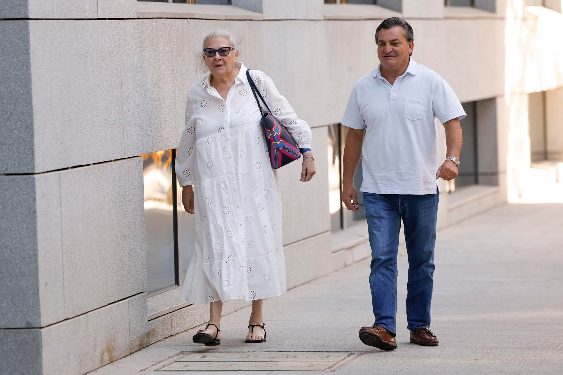 La empresaria Carmen Pano y Álvaro Gallego, el conductor que la trasladó hasta las inmediaciones de la calle Ferraz, a su llegada a la Audiencia Nacional. La empresaria Carmen Pano y Álvaro Gallego, el conductor que la trasladó hasta las inmediaciones de la calle Ferraz, a su llegada a la Audiencia Nacional.