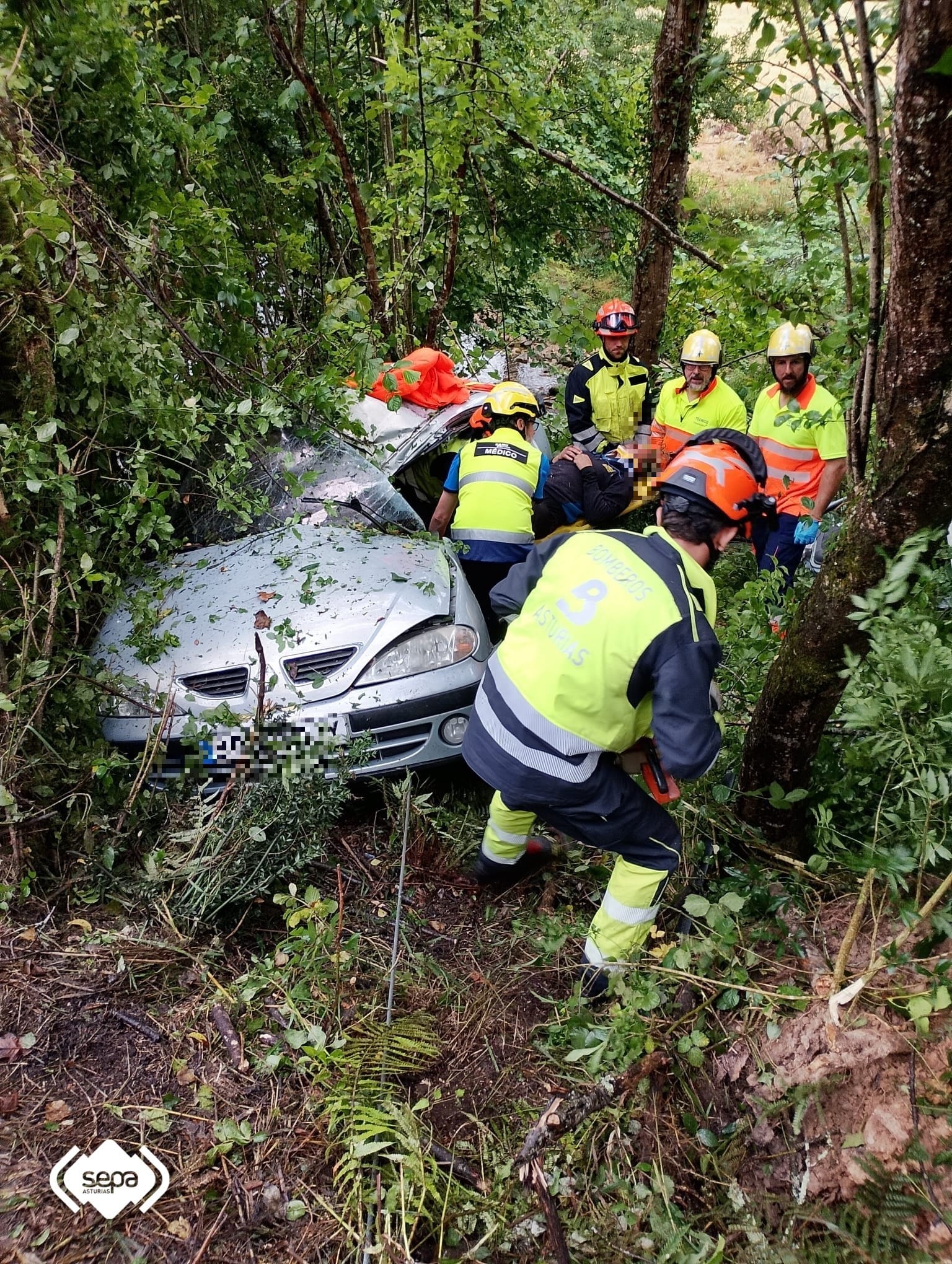 CANGAS DE ONÍS: Herido un conductor en accidente de tráfico tras salirse de la calzada CANGAS DE ONÍS: Herido un conductor en accidente de tráfico tras salirse de la calzada