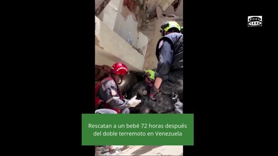 El emotivo rescate de un bebé 72 horas después del doble terremoto en Venezuela