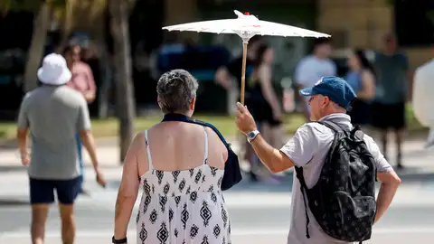 Varias personas se protegen del sol en Valencia, en una imagen de archivo. Varias personas se protegen del sol en Valencia, en una imagen de archivo.