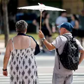 Varias personas se protegen del sol en Valencia, en una imagen de archivo. Varias personas se protegen del sol en Valencia, en una imagen de archivo.