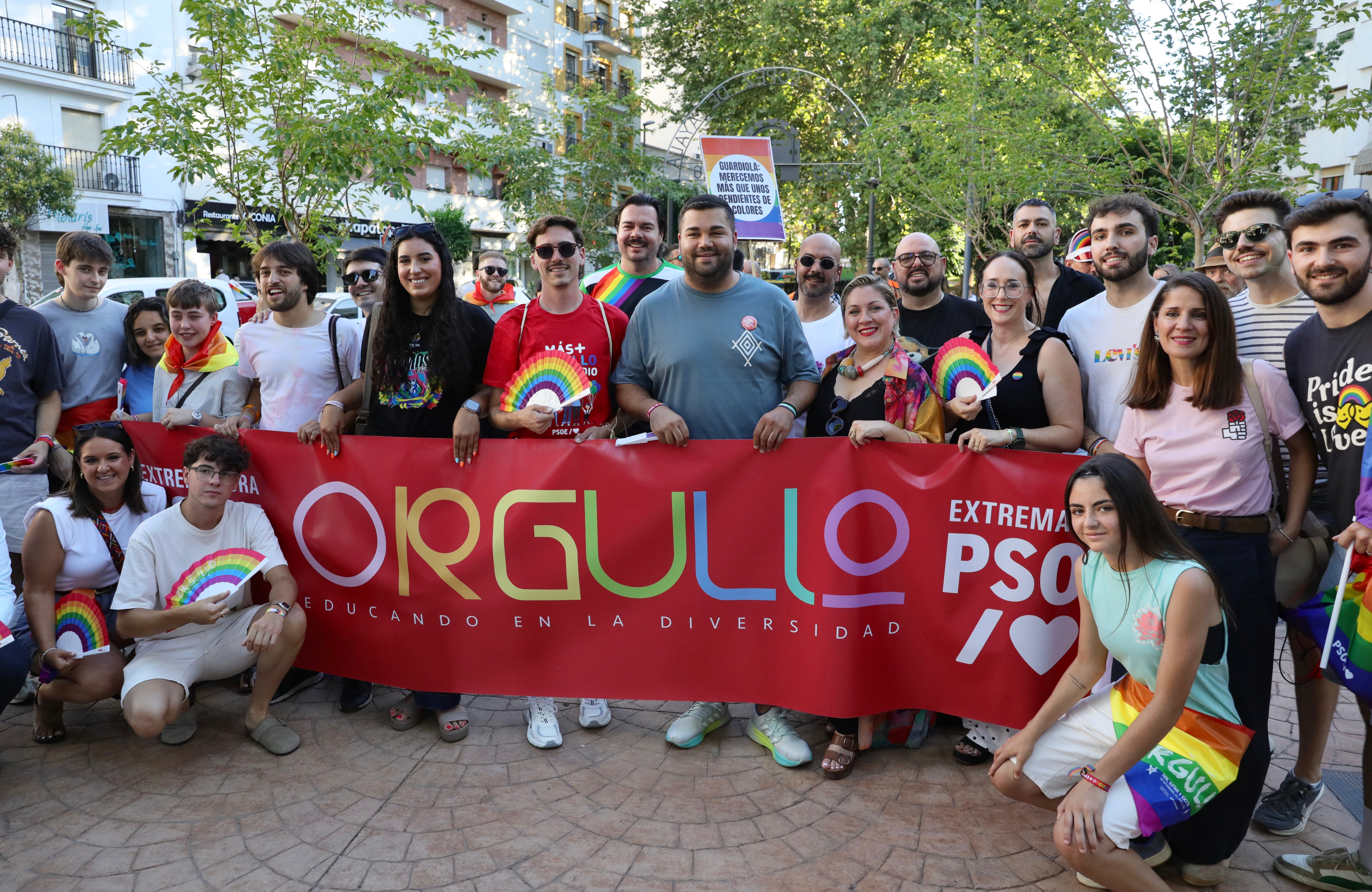 El PSOE de Extremadura reivindica en las calles "más orgullo y menos odio" y advierte de que "ningún derecho es para siempre" El PSOE de Extremadura reivindica en las calles "más orgullo y menos odio" y advierte de que "ningún derecho es para siempre"