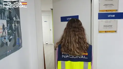 Una agente de la UFAM de la Policía Nacional Una agente de la UFAM de la Policía Nacional