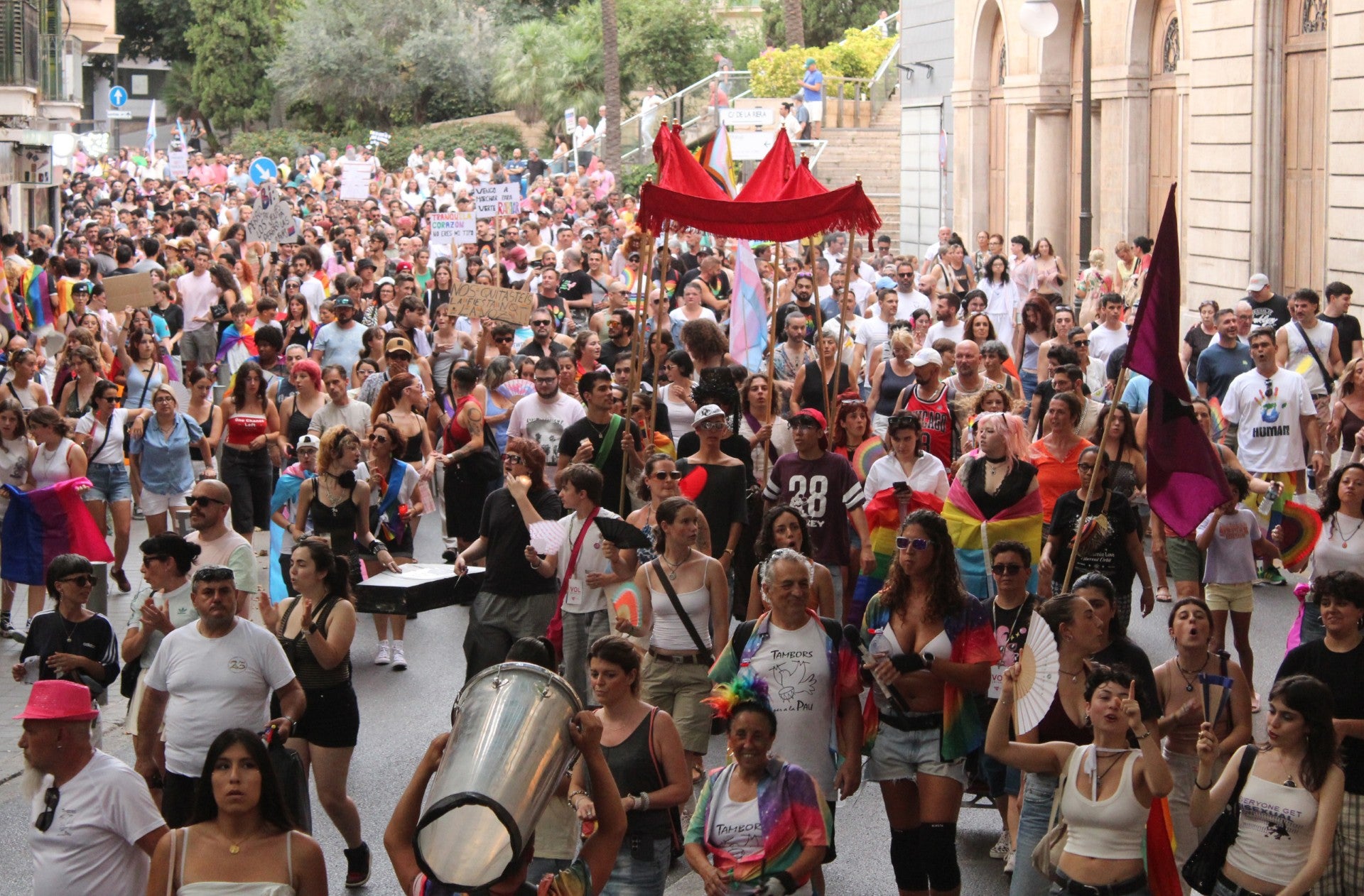 La manifestación del Día del Orgullo LGTBIQ+ reúne a 2.000 personas en Palma La manifestación del Día del Orgullo LGTBIQ+ reúne a 2.000 personas en Palma