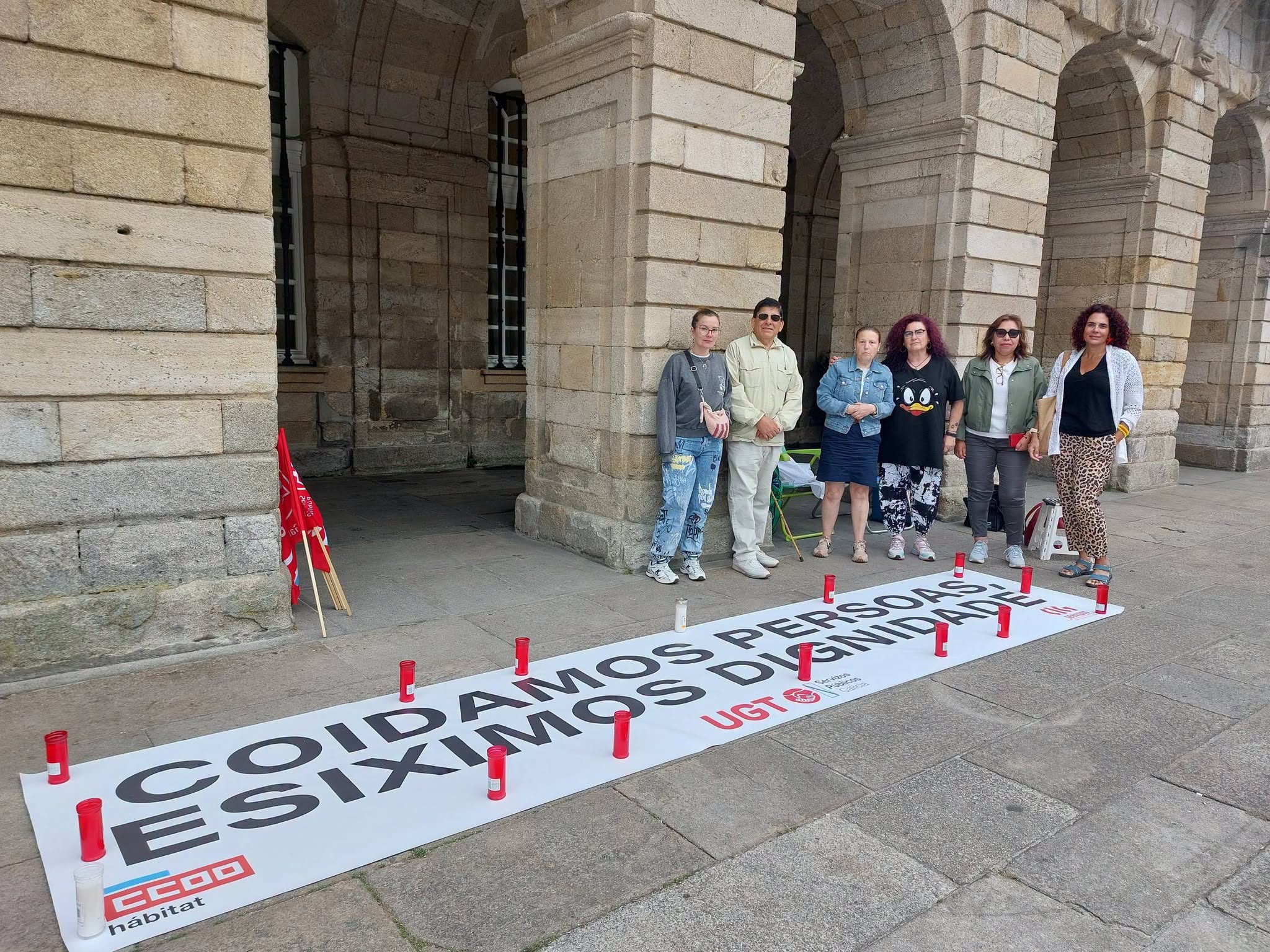 Personal del SAF de Santiago se concentran en la plaza del Obradoiro para exigir el pago "inmediato" de la paga extraordinaria de verano Personal del SAF de Santiago se concentran en la plaza del Obradoiro para exigir el pago "inmediato" de la paga extraordinaria de verano
