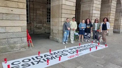Personal del SAF de Santiago se concentran en la plaza del Obradoiro para exigir el pago "inmediato" de la paga extraordinaria de verano Personal del SAF de Santiago se concentran en la plaza del Obradoiro para exigir el pago "inmediato" de la paga extraordinaria de verano