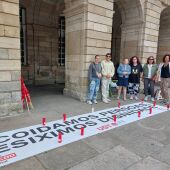 Personal del SAF de Santiago se concentran en la plaza del Obradoiro para exigir el pago "inmediato" de la paga extraordinaria de verano