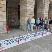 Personal del SAF de Santiago se concentran en la plaza del Obradoiro para exigir el pago "inmediato" de la paga extraordinaria de verano Personal del SAF de Santiago se concentran en la plaza del Obradoiro para exigir el pago "inmediato" de la paga extraordinaria de verano