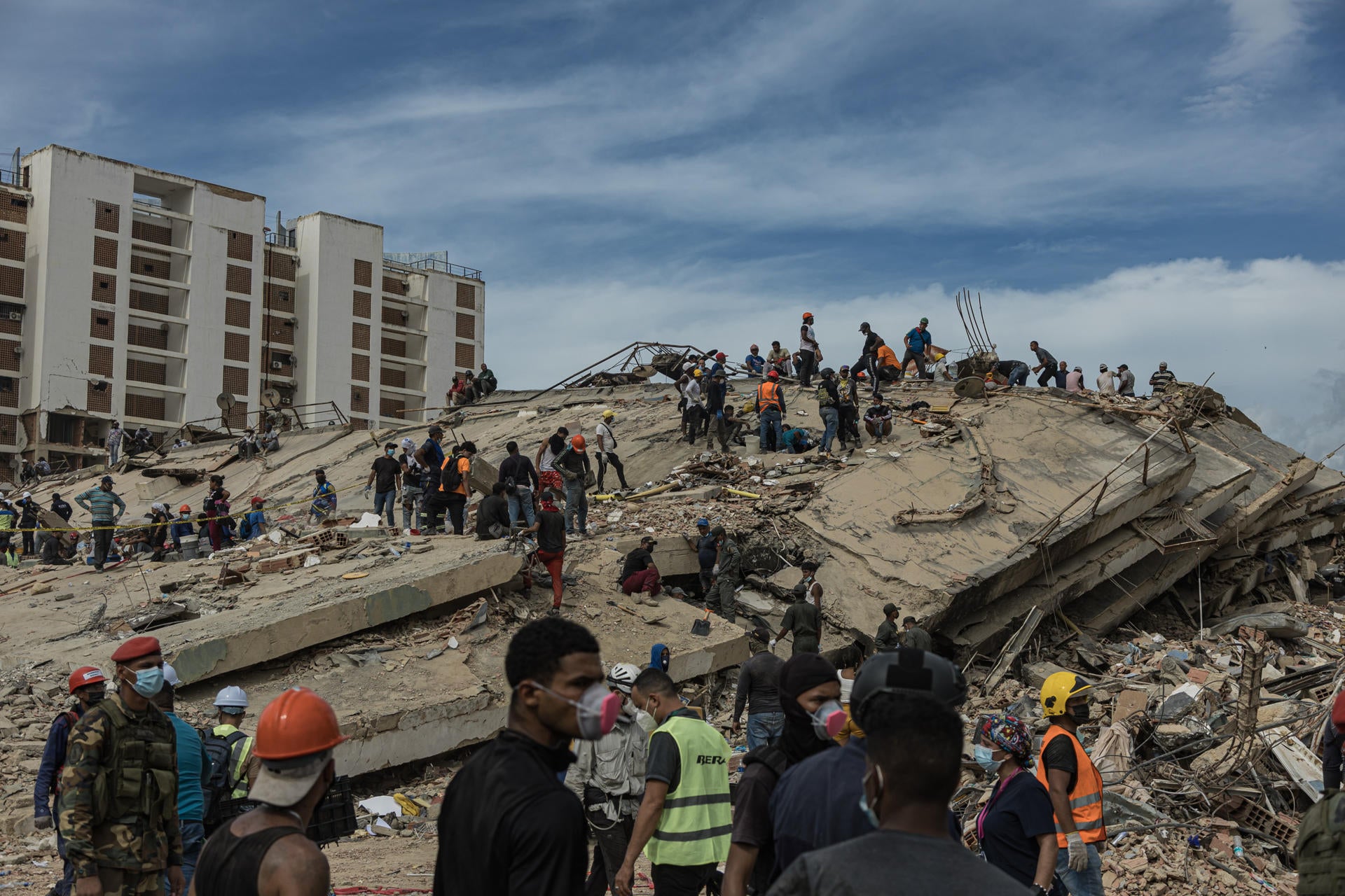Decenas de rescatistas y voluntarios en labores de búsqueda de personas desaparecidas y de remoción de escombros, en una zona afectada por los terremotos en Venezuela. Decenas de rescatistas y voluntarios en labores de búsqueda de personas desaparecidas y de remoción de escombros, en una zona afectada por los terremotos en Venezuela.