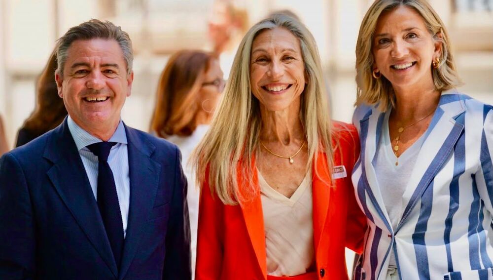 Carmen Ferrer, en el centro, de rojo, el día en que defendió la moción en el Senado