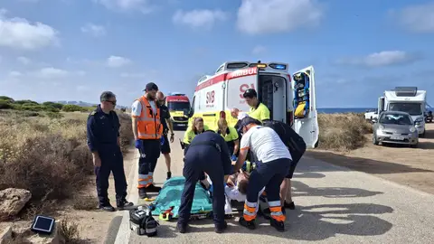 El parapentista herido en Elche siendo atendido en el lugar del accidente. El parapentista herido en Elche siendo atendido en el lugar del accidente.