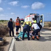 El parapentista herido en Elche siendo atendido en el lugar del accidente. 