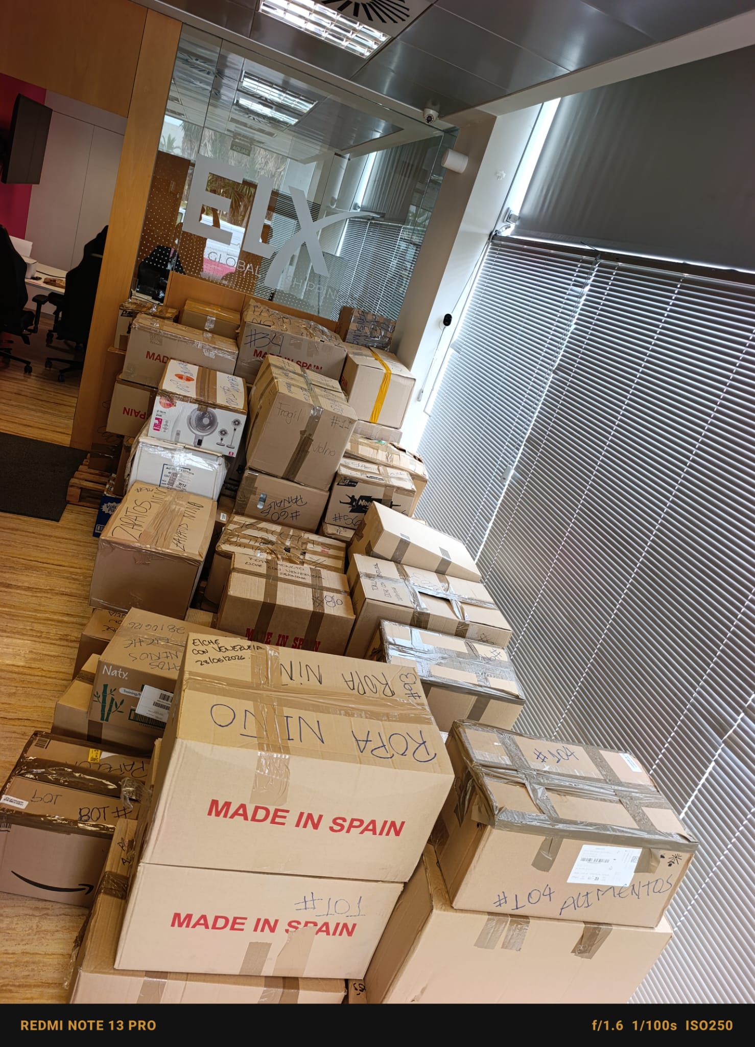 La campaña de solidaridad de la comunidad venezolana de Elche llena en dos días más de 125 cajas con productos y material humanitario La campaña de solidaridad de la comunidad venezolana de Elche llena en dos días más de 125 cajas con productos y material humanitario