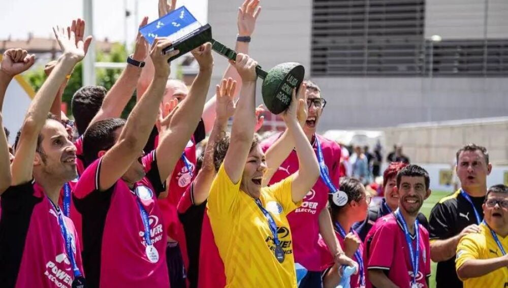 Los jugadores de la UD Ibiza, con Sandra Guasch en primer plano, con el trofeo