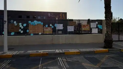 El colegio Princesa de Asturias con carteles reivindicativos. El colegio Princesa de Asturias con carteles reivindicativos.