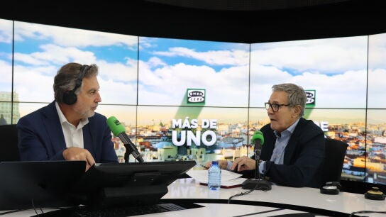 Ram&oacute;n Reyes, presidente de la Asociaci&oacute;n Espa&ntilde;ola Contra el C&aacute;ncer junto a Carlos Alsina