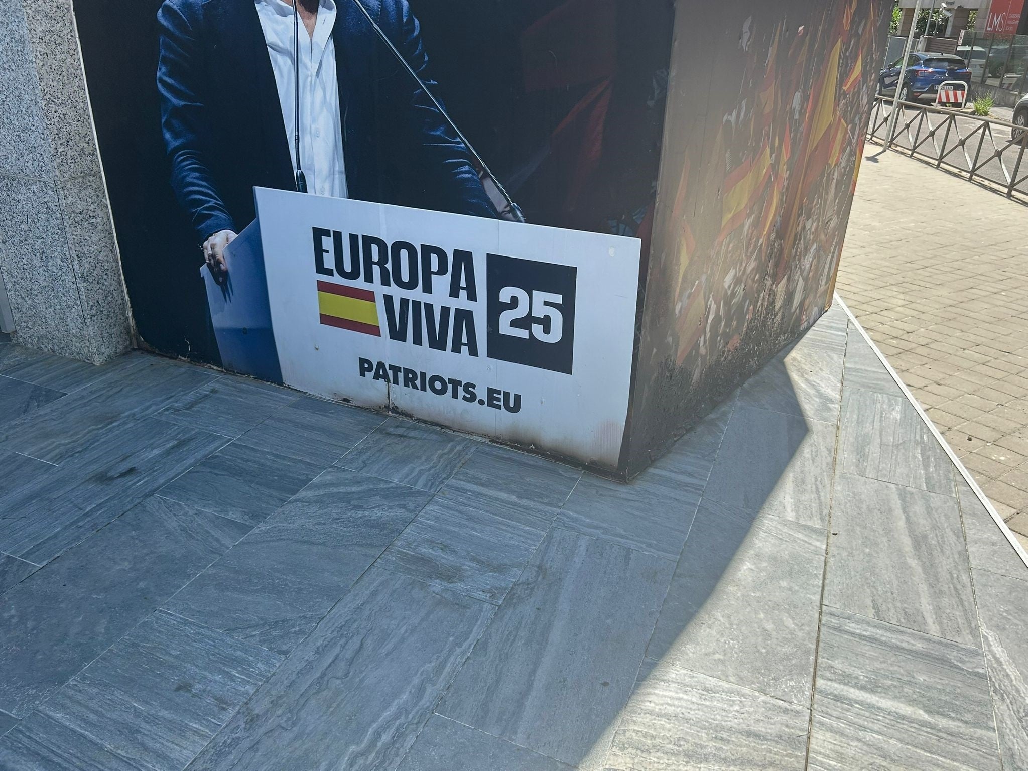Fachada del edificio de Vox, ligeramente dañada por el ataque. Fachada del edificio de Vox, ligeramente dañada por el ataque.