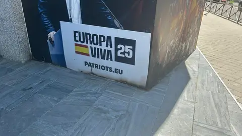 Fachada del edificio de Vox, ligeramente dañada por el ataque. Fachada del edificio de Vox, ligeramente dañada por el ataque.