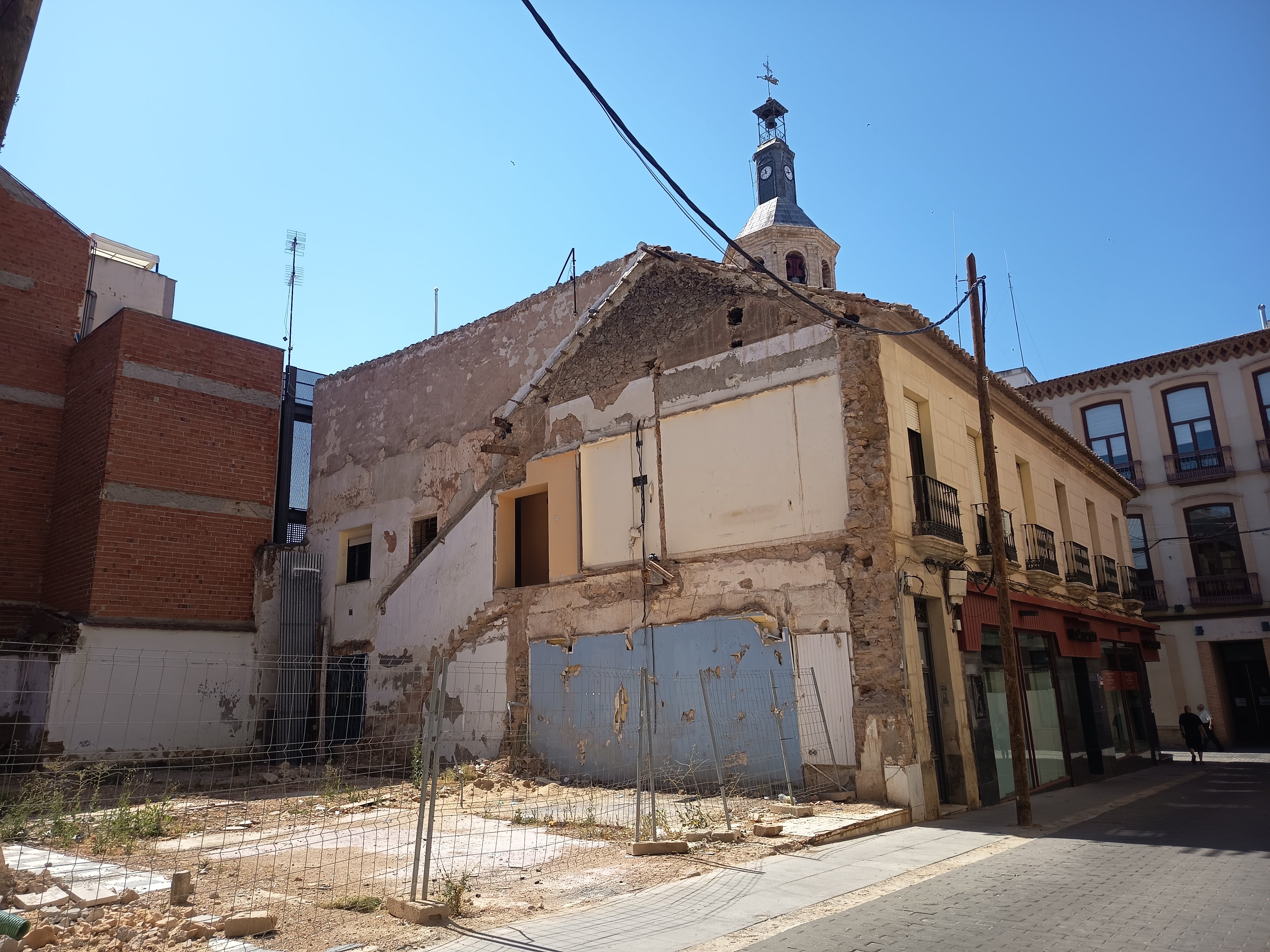 Queda en suspenso la demolición parcial del edificio en la esquina de c/ Castellanos de Valdepeñas Queda en suspenso la demolición parcial del edificio en la esquina de c/ Castellanos de Valdepeñas