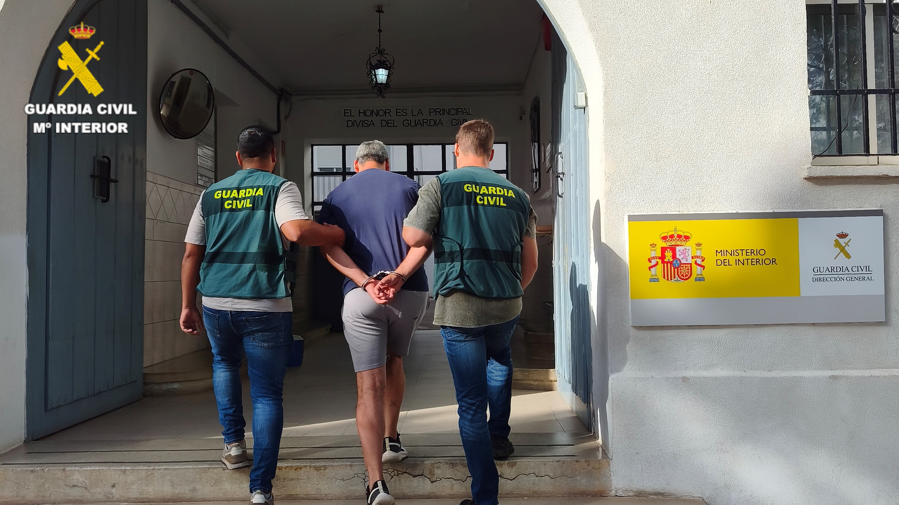 Detenido un hombre de 40 años por robar en una furgoneta y causar daños en nueve vehículos en la Vall d'Uixó Detenido un hombre de 40 años por robar en una furgoneta y causar daños en nueve vehículos en la Vall d'Uixó