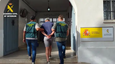 Detenido un hombre de 40 años por robar en una furgoneta y causar daños en nueve vehículos en la Vall d'Uixó Detenido un hombre de 40 años por robar en una furgoneta y causar daños en nueve vehículos en la Vall d'Uixó