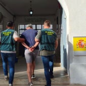 Detenido un hombre de 40 años por robar en una furgoneta y causar daños en nueve vehículos en la Vall d'Uixó