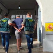 Detenido un hombre de 40 años por robar en una furgoneta y causar daños en nueve vehículos en la Vall d'Uixó Detenido un hombre de 40 años por robar en una furgoneta y causar daños en nueve vehículos en la Vall d'Uixó