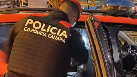 Un agente de la Policía Canaria en una actuación Un agente de la Policía Canaria en una actuación