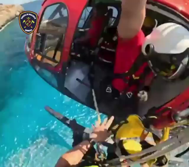 Rescatan a cuatro jóvenes sin agua en la zona del Tomir (Escorca) Rescatan a cuatro jóvenes sin agua en la zona del Tomir (Escorca)