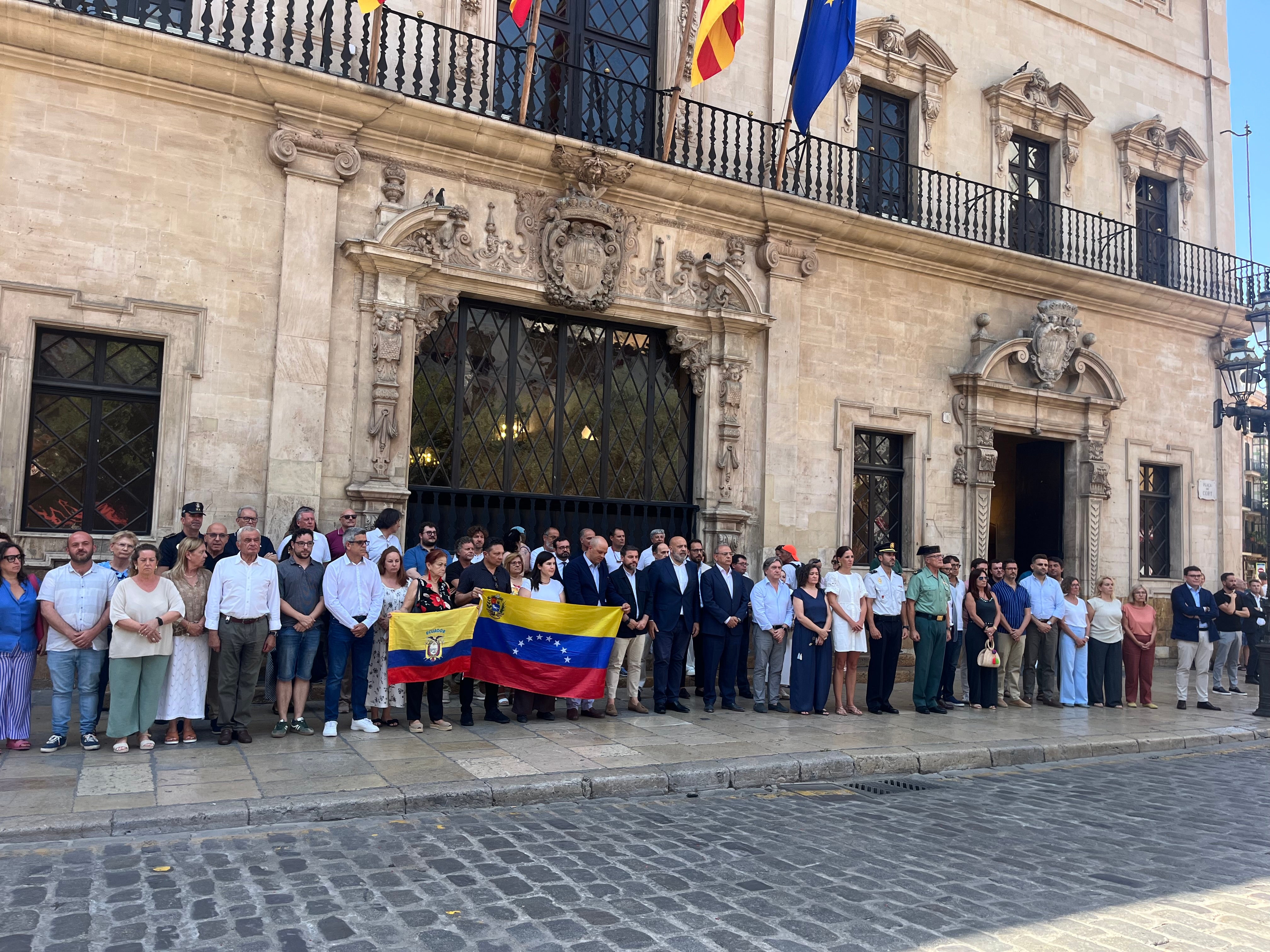 Más de 60 personas guardan un minuto de silencio ante el Ayuntamiento de Palma por las víctimas de Venezuela Más de 60 personas guardan un minuto de silencio ante el Ayuntamiento de Palma por las víctimas de Venezuela