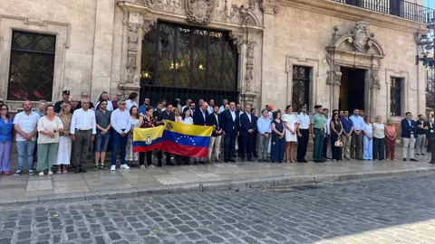 Más de 60 personas guardan un minuto de silencio ante el Ayuntamiento de Palma por las víctimas de Venezuela. Más de 60 personas guardan un minuto de silencio ante el Ayuntamiento de Palma por las víctimas de Venezuela.