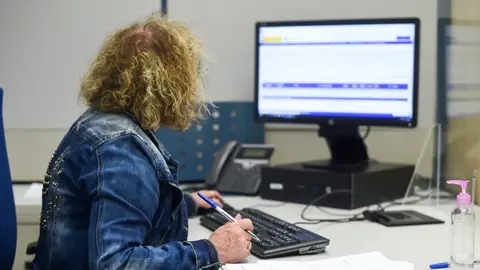 Una empleada pública durante su jornada laboral, en la oficina de la Agencia Estatal de la Administración Tributaria. Una empleada pública durante su jornada laboral, en la oficina de la Agencia Estatal de la Administración Tributaria.