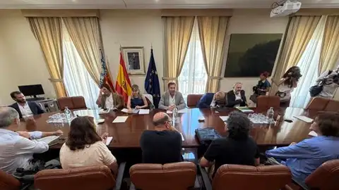 Los vecinos y Oscar Puente en la Subdelegación del Gobierno en Alicante Los vecinos y Oscar Puente en la Subdelegación del Gobierno en Alicante