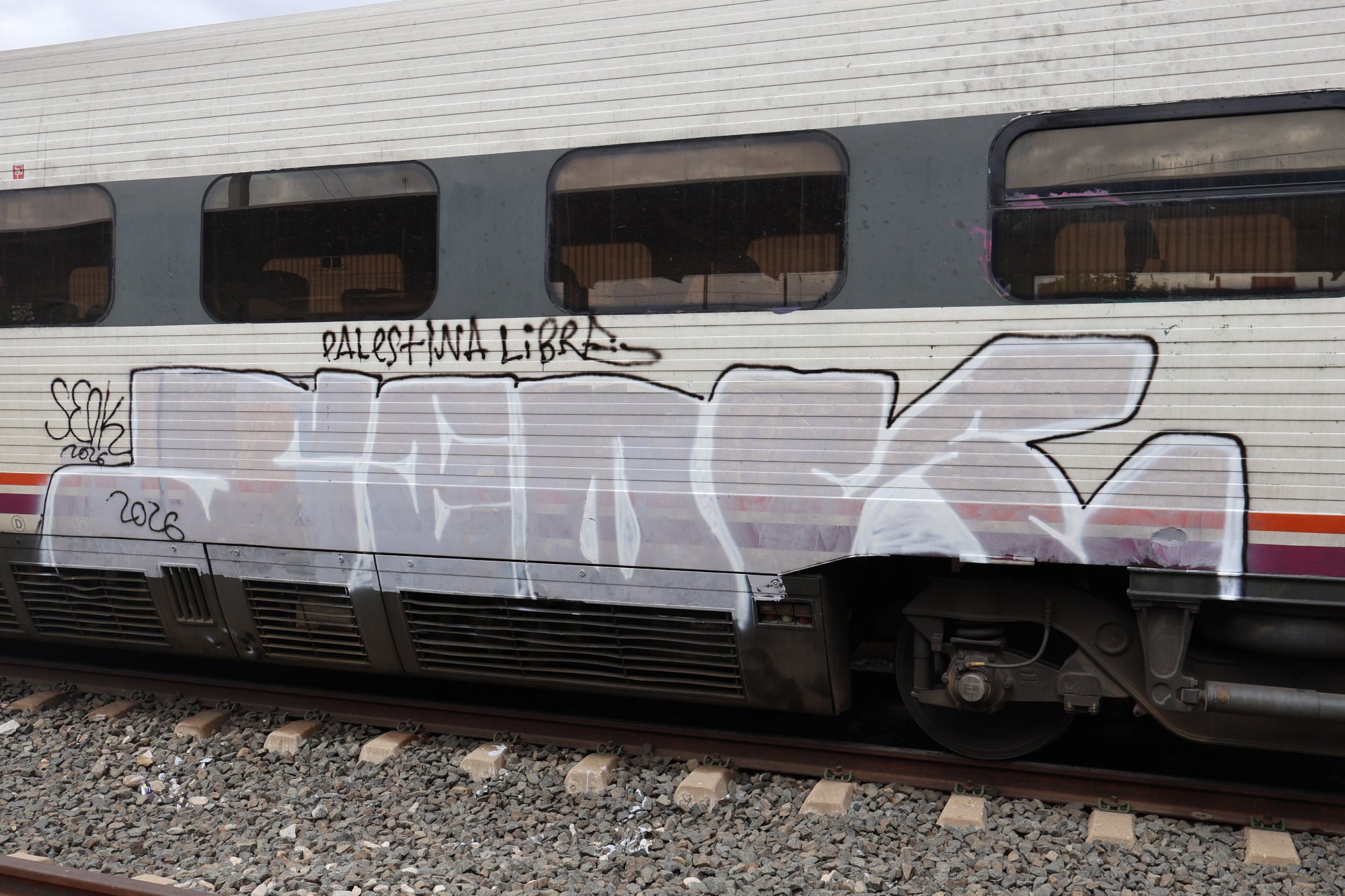 Detenido por pintar 13 vagones de tren estacionados en la Intermodal de Huesca Detenido por pintar 13 vagones de tren estacionados en la Intermodal de Huesca