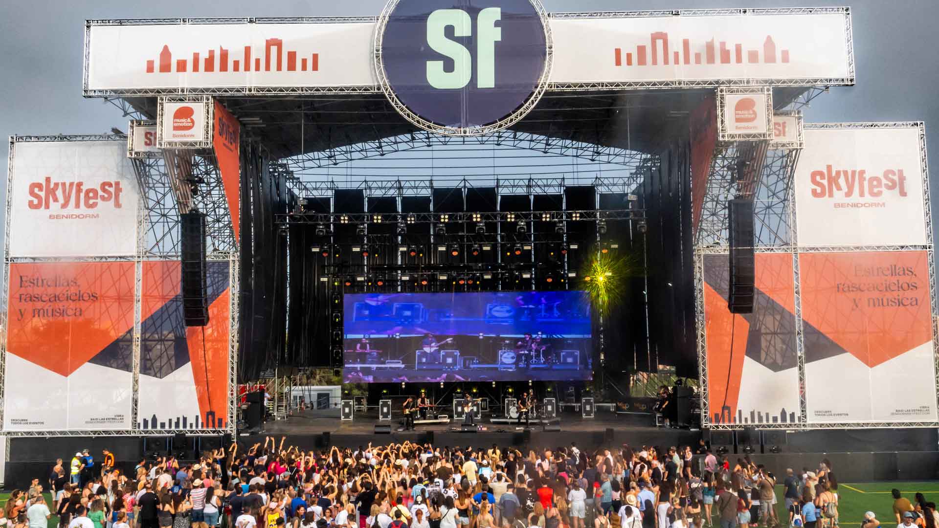 Miles de personas disfrutan de la fiesta inaugural de SkyFest en una jornada solidaria y con entrada gratuita Miles de personas disfrutan de la fiesta inaugural de SkyFest en una jornada solidaria y con entrada gratuita