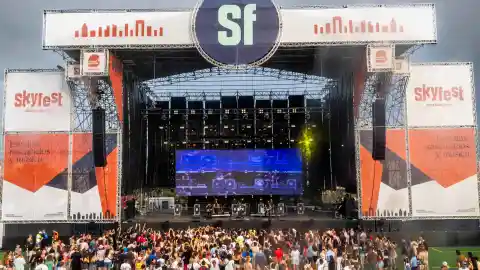 Miles de personas disfrutan de la fiesta inaugural de SkyFest en una jornada solidaria y con entrada gratuita Miles de personas disfrutan de la fiesta inaugural de SkyFest en una jornada solidaria y con entrada gratuita