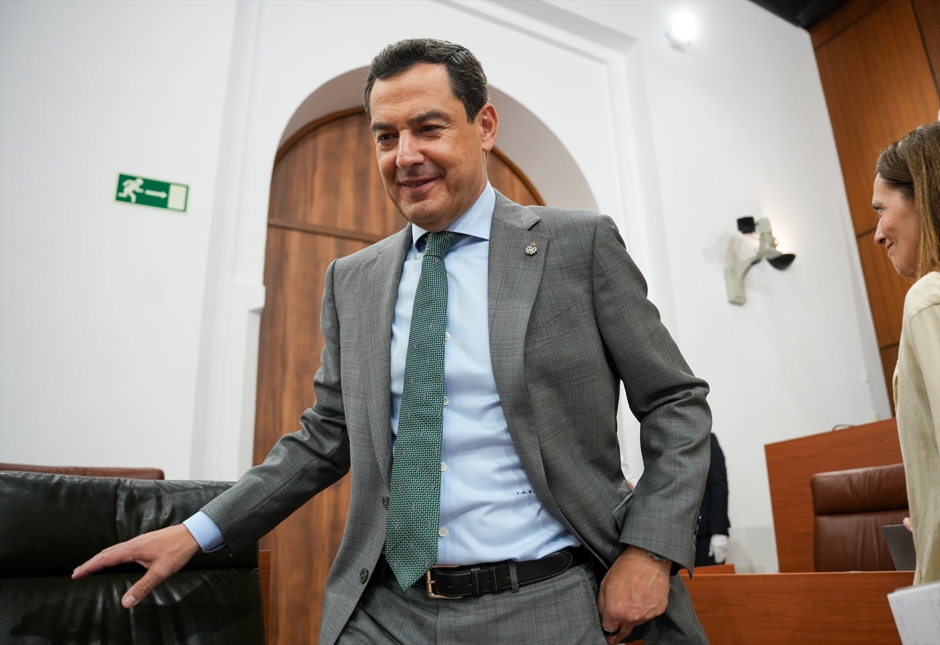 Juanma Moreno ocupa su escaño durante la segunda jornada del debate de investidura Juanma Moreno ocupa su escaño durante la segunda jornada del debate de investidura