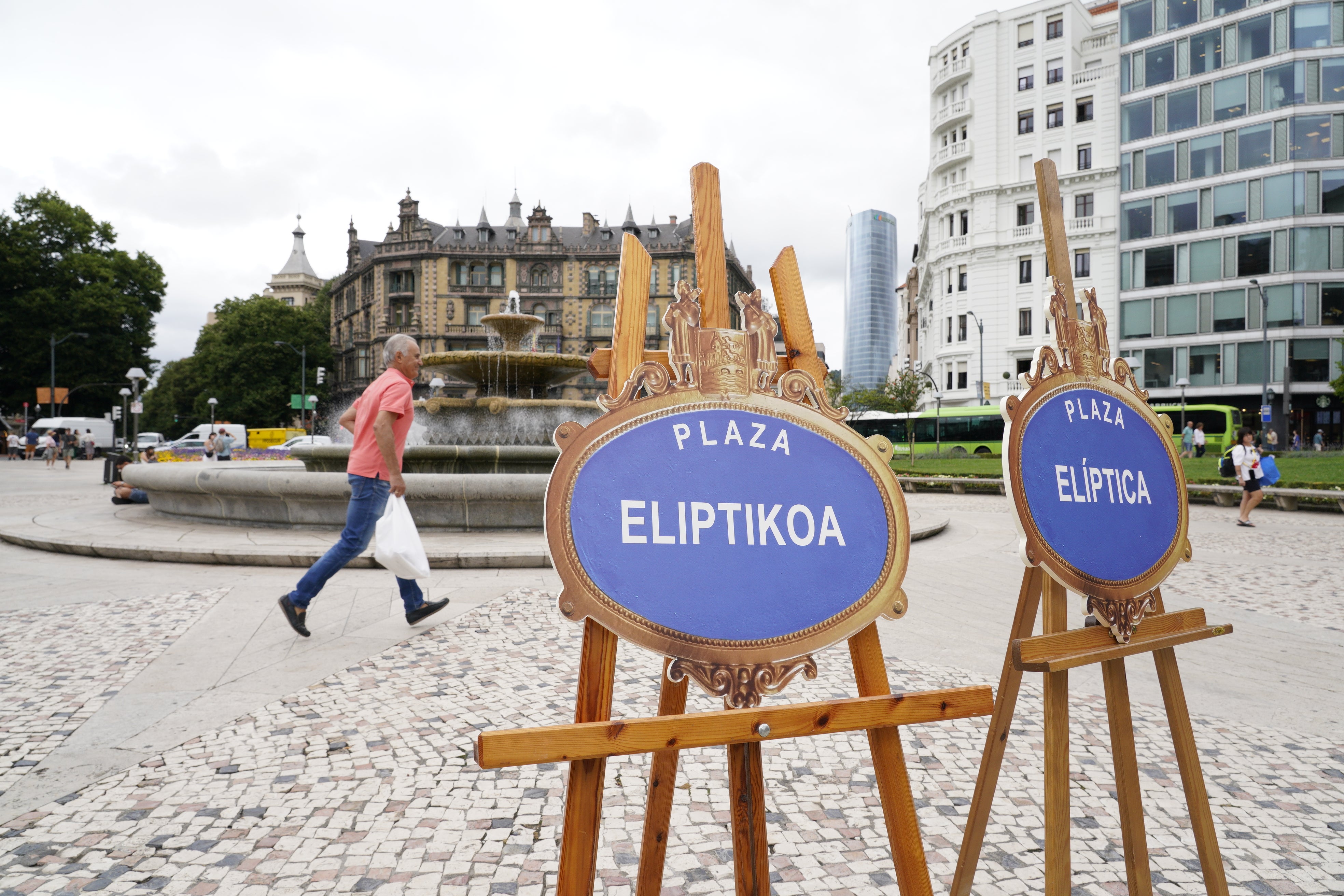 La plaza Federico Moyua de Bilbao pasa a llamarse Plaza Elíptica La plaza Federico Moyua de Bilbao pasa a llamarse Plaza Elíptica