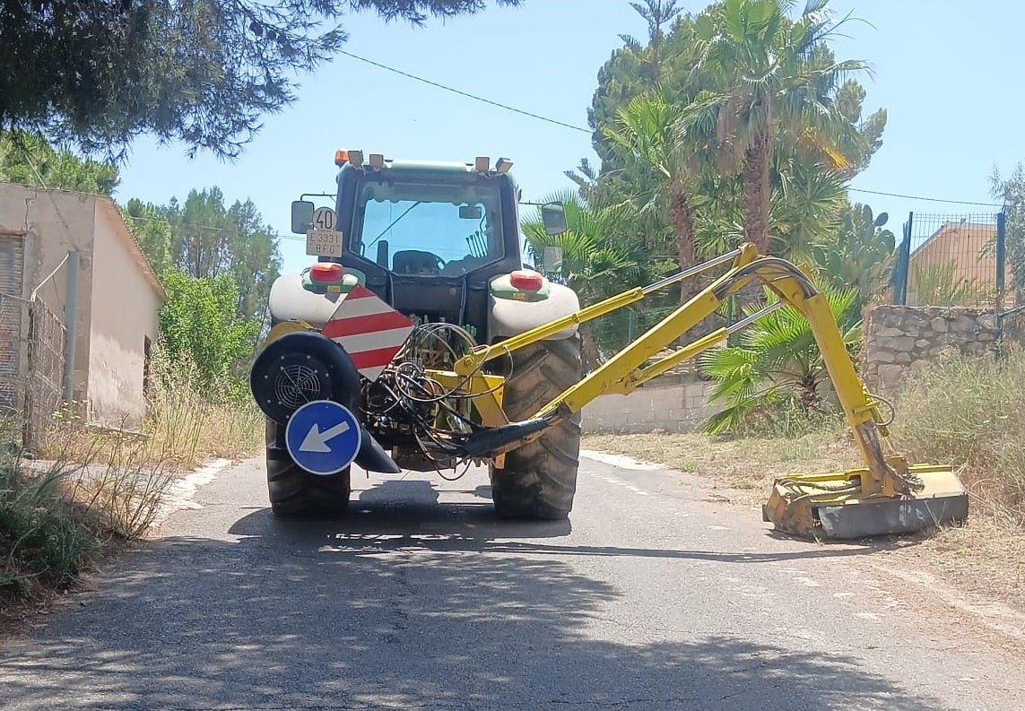 Monóvar refuerza la prevención de incendios con una nueva campaña de desbroce y limpieza de caminos rurales Monóvar refuerza la prevención de incendios con una nueva campaña de desbroce y limpieza de caminos rurales