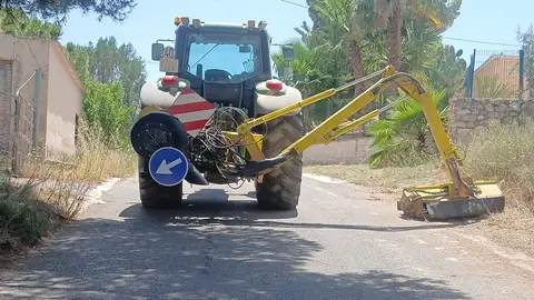 Una retroexcavadora realiza labores de desbroce y limpieza en un camino rural de Monóvar. Una retroexcavadora realiza labores de desbroce y limpieza en un camino rural de Monóvar.