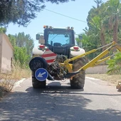 Una retroexcavadora realiza labores de desbroce y limpieza en un camino rural de Monóvar. Una retroexcavadora realiza labores de desbroce y limpieza en un camino rural de Monóvar.