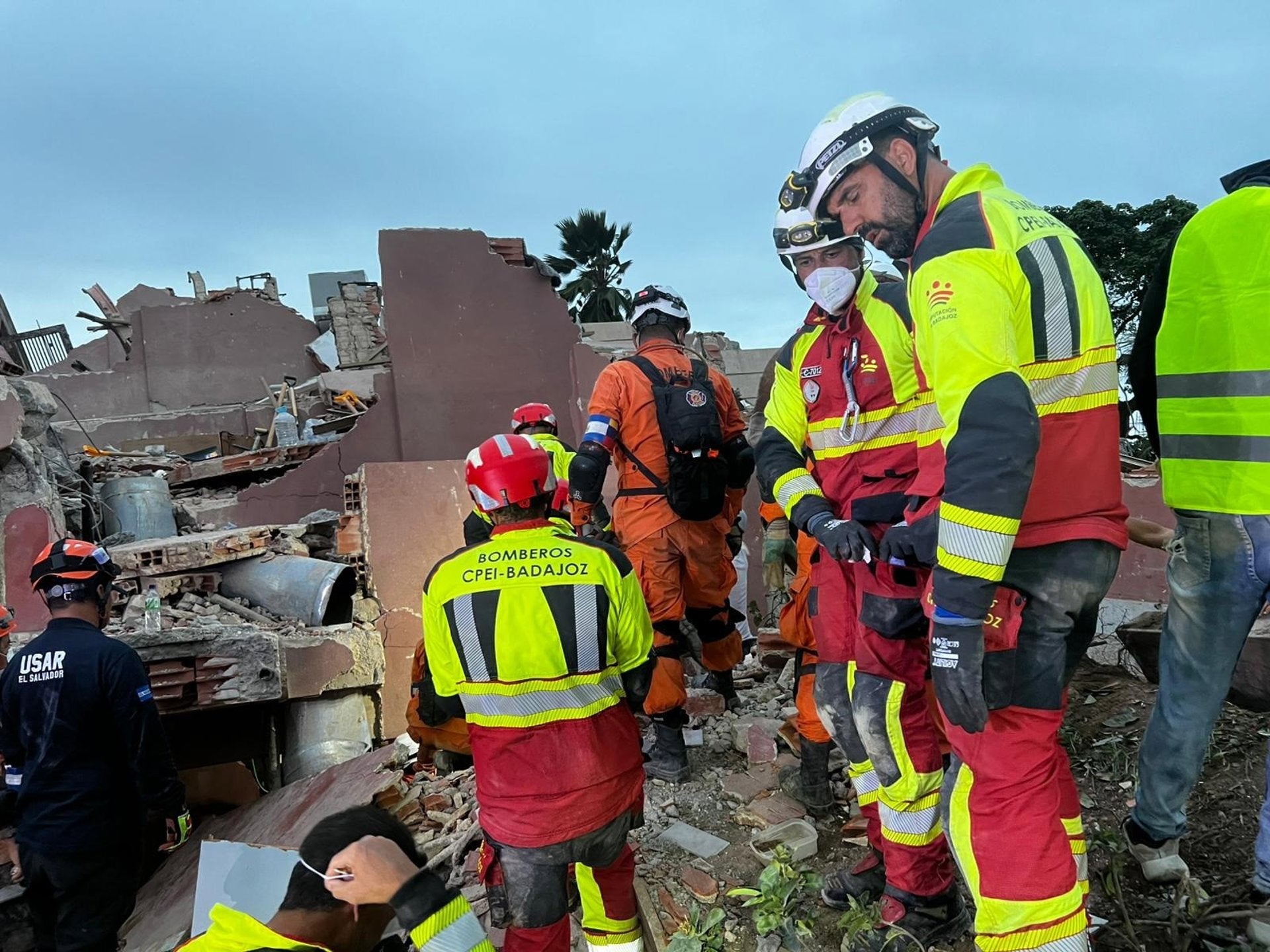 Bomberos de Diputación de Badajoz intensifican labores de rescate con la esperanza de encontrar a gente viva Bomberos de Diputación de Badajoz intensifican labores de rescate con la esperanza de encontrar a gente viva