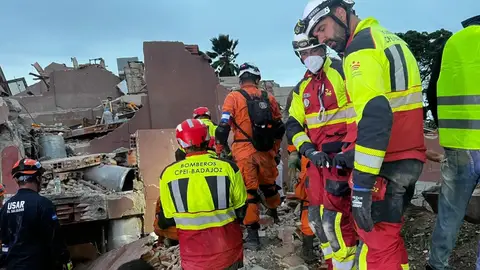Bomberos de Diputación de Badajoz intensifican labores de rescate con la esperanza de encontrar a gente viva Bomberos de Diputación de Badajoz intensifican labores de rescate con la esperanza de encontrar a gente viva