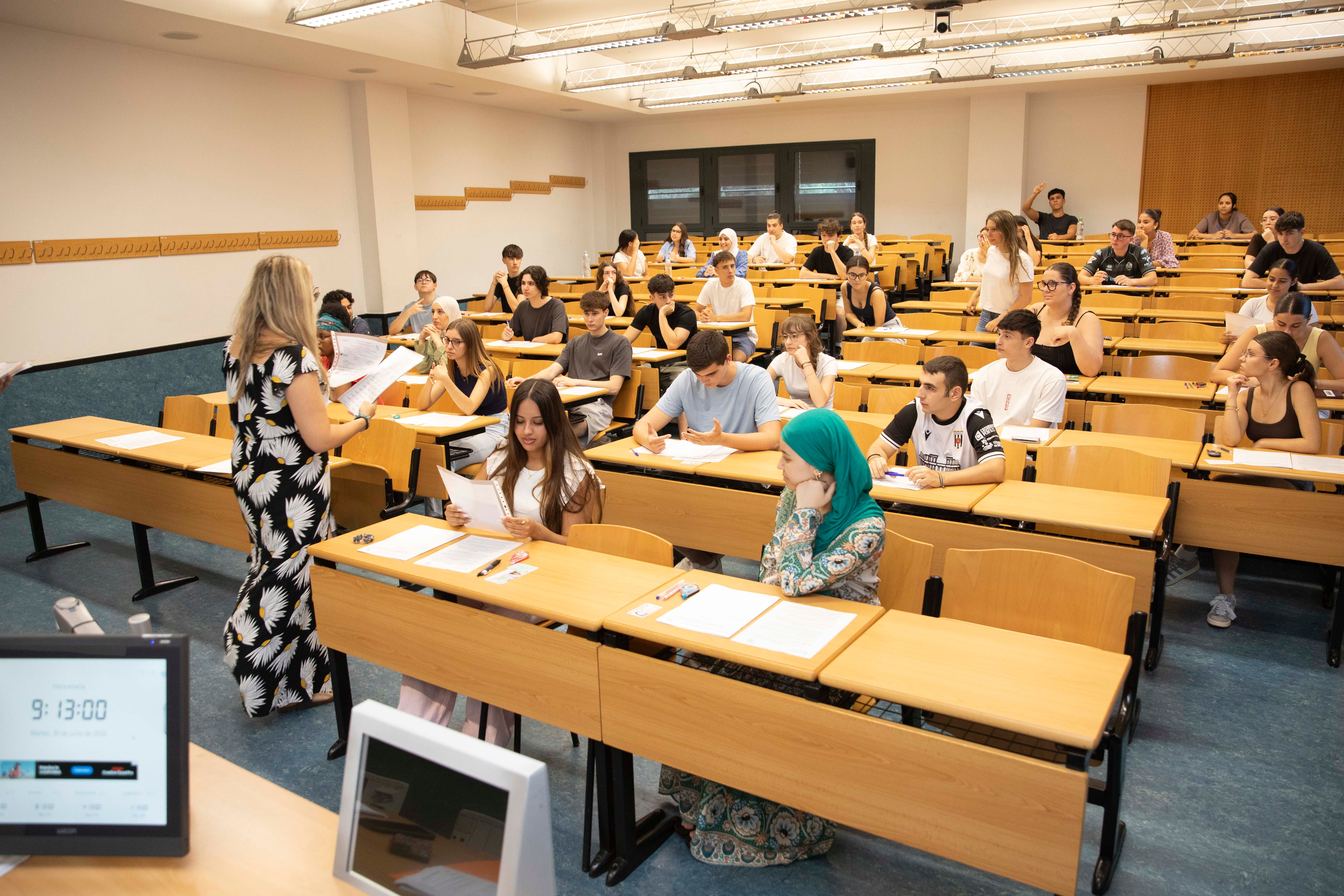 Más de 600 estudiantes de Castellón comienzan la convocatoria extraordinaria de las PAU en la UJI Más de 600 estudiantes de Castellón comienzan la convocatoria extraordinaria de las PAU en la UJI