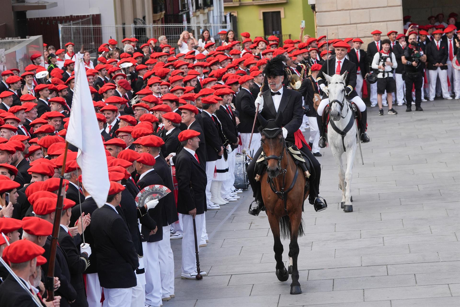 Los alardes de San Marcial desfilan con normalidad y llenan las calles de Irun en una jornada gris pero sin lluvia Los alardes de San Marcial desfilan con normalidad y llenan las calles de Irun en una jornada gris pero sin lluvia