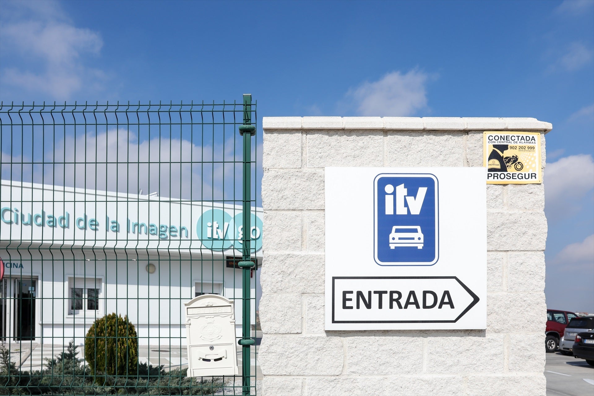 Cartel de entrada a un Centro de ITV, en Madrid (España). Cartel de entrada a un Centro de ITV, en Madrid (España).