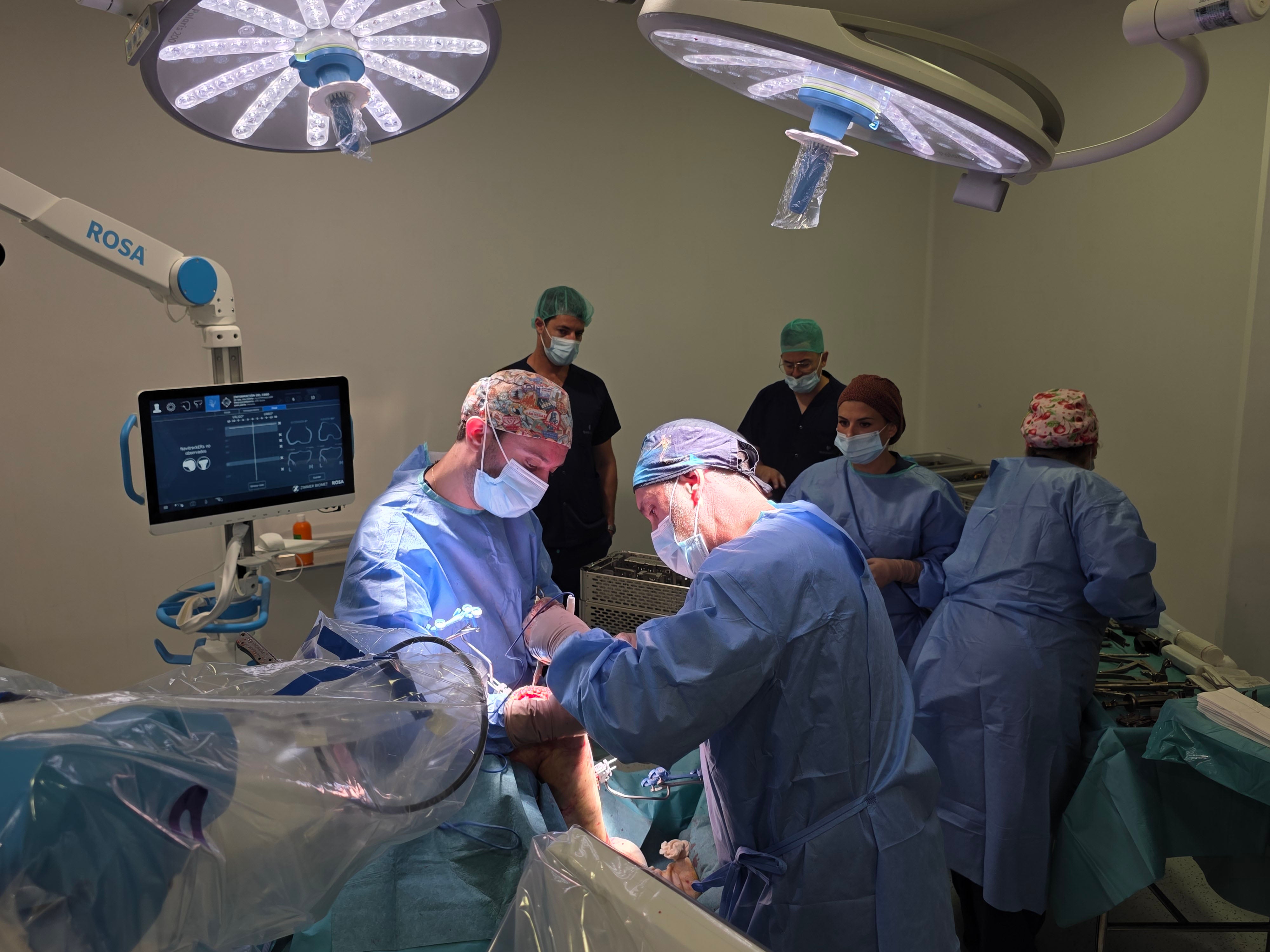 El robot ROSA permite realizar cirugías de prótesis articular con precisión milimétrica y mayor seguridad para el paciente El robot ROSA permite realizar cirugías de prótesis articular con precisión milimétrica y mayor seguridad para el paciente