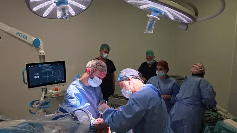 El robot ROSA permite realizar cirugías de prótesis articular con precisión milimétrica y mayor seguridad para el paciente El robot ROSA permite realizar cirugías de prótesis articular con precisión milimétrica y mayor seguridad para el paciente